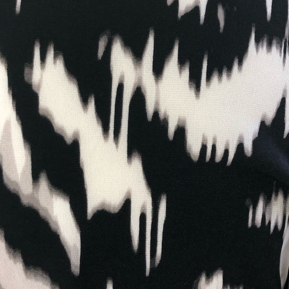 New Woman’s Jennifer Lopez V Necked Top! NWOT!! - Picture 11 of 11